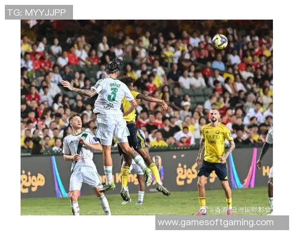 路人偶遇足球明星现场采访揭示球场之外的真实生活与感人故事